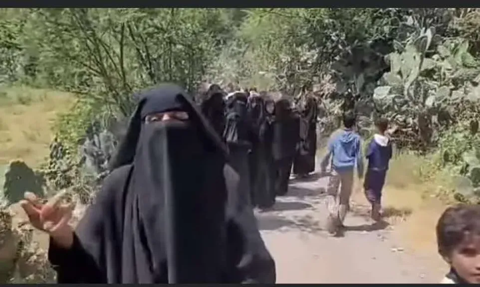 نساء قرية الخرابة بمحافظة إب يُعلنّ ”عهد الصمود”: لن نسمح بكسارة تُهدّد صحتنا وبيئتنا—مهما كلف الثمن!